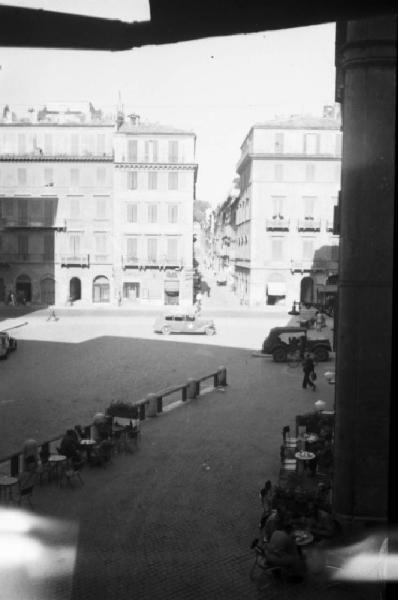 Italia Dopoguerra. Roma - piazza con caffè all'aperto