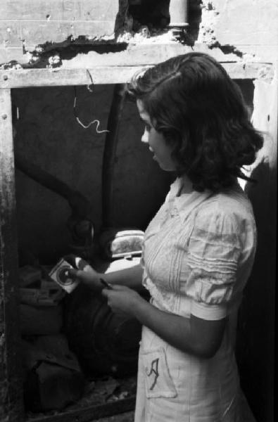 Italia Dopoguerra. Roma - Giovane venditrice di sigarette americane al mercato nero