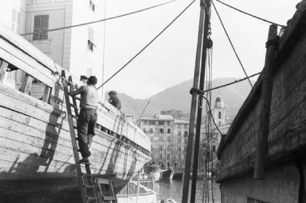 Italia Dopoguerra. Camogli - Porto - carpentieri al lavoro nella costruzione di una barca