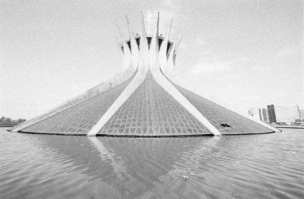 Brasilia. La cattedrale - Specchio d'acqua in primo piano
