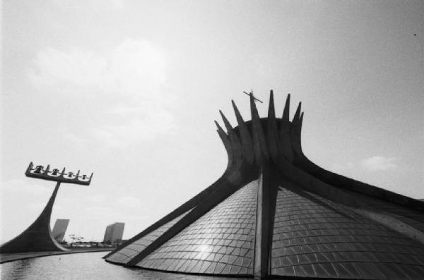 Brasilia. La cattedrale e la torre campanaria antistante si stagliano contro il cielo