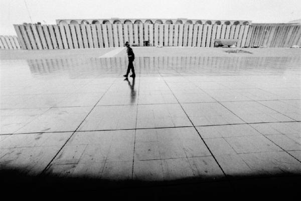 Brasilia. Piazzale lastricato con edificio sullo sfondo -Uomo in divisa