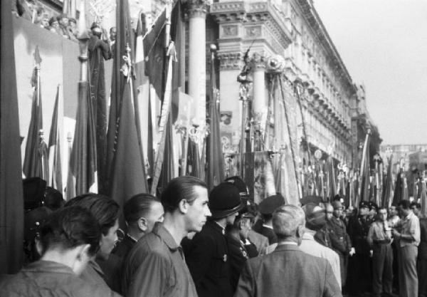 Referendum 1946 Repubblica o Monarchia. Milano - Piazza del Duomo - Vittoria della Repubblica - Manifestazione - Folla con bandiere tricolore