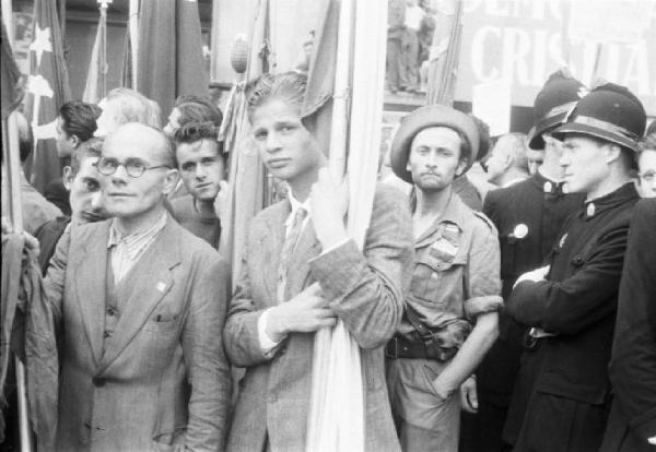Referendum 1946 Repubblica o Monarchia. Milano - Piazza del Duomo - Comizio - Ragazzi e uomini adulti con bandiere tricolore - Vigili urbani