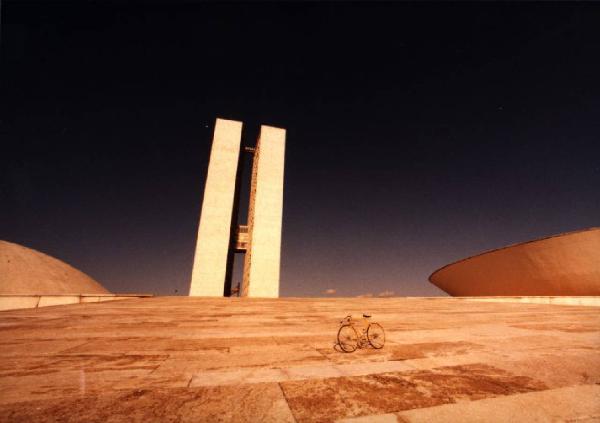Brasilia. Bicicletta da corsa davanti al doppio grattacielo del Congresso Nazionale