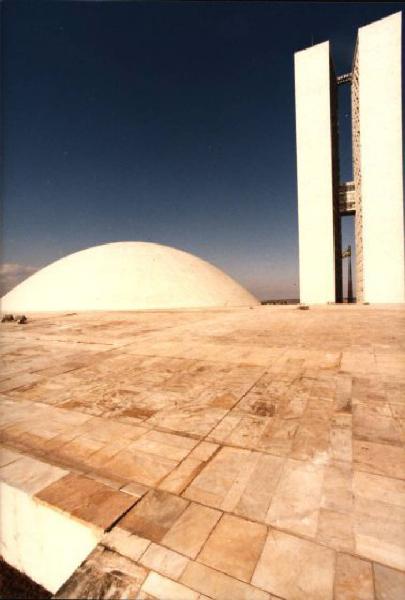 Brasilia. La cupola e il doppio grattacielo del Congresso Nazionale