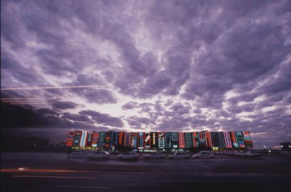 Brasilia. Palazzo coperto di scritte illuminate sotto un cielo nuvoloso al crepuscolo