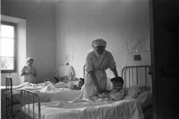 Diano Marina. Ospedale. Malati di tifo. Camerata di bambini - due infermiere assistono i pazienti