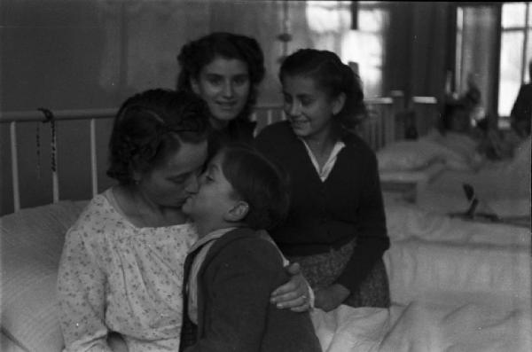 Italia Dopoguerra. Varese. Ospedale. Tre giovani donne recano visita ad una donna colpita dal morbo giallo