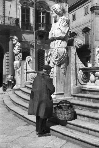 Italia Dopoguerra. Palermo. Un anziano presso la fontana Pretoria