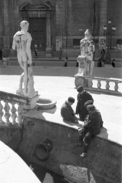 Italia Dopoguerra. Palermo. Ragazzini giocano seduti sul bordo della fontana Pretoria