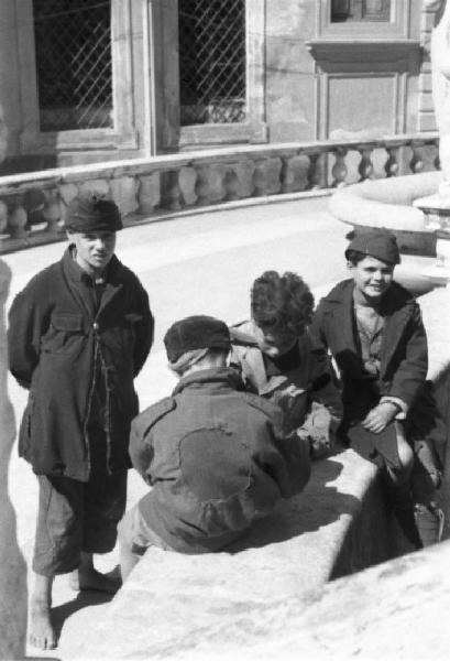 Italia Dopoguerra. Palermo. Ragazzini giocano seduti sul bordo della fontana Pretoria