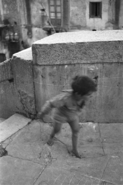 Italia Dopoguerra. Un bambino corre per la strada