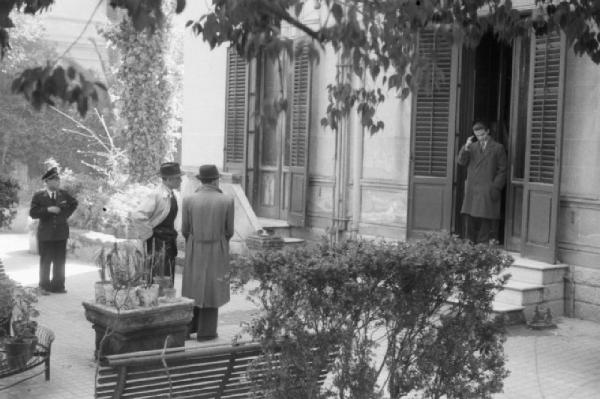 Palermo. Tre uomini in soprabito presso il giardino della villa di Orlando [?]