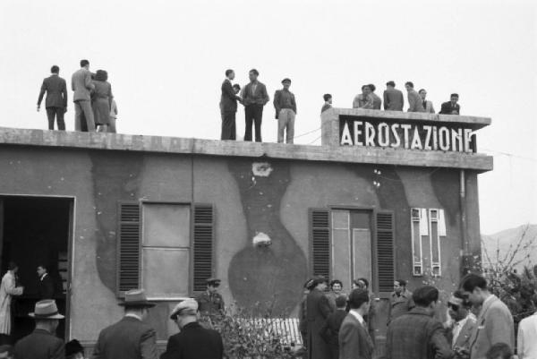 Palermo. Persone sul tetto della stazione dell'aereoporto attendono l'arrivo di Andrea Finocchiaro Aprile