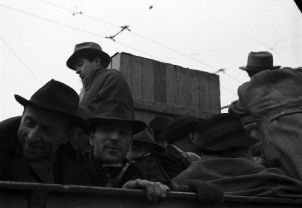 Italia Dopoguerra. Milano. Persone stipate su un camion