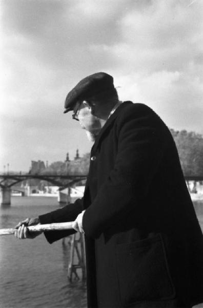 Parigi. Un uomo pesca lungo la Senna