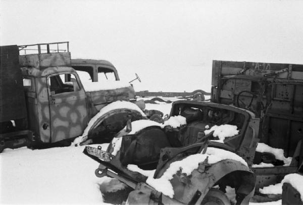 Carcasse di automezzi abbandonati nella neve