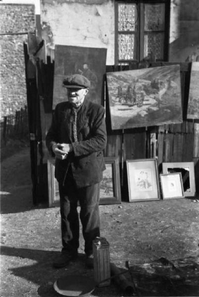 Le Vésinet. Il mercato delle pulci. Un anziano pittore espone i suoi quadri