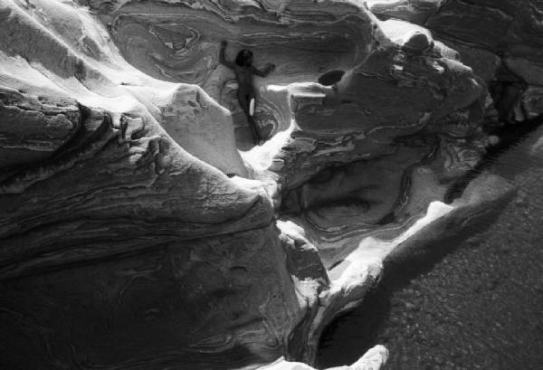 Val Verzasca - fotomodella nuda all'interno di un massiccio roccioso