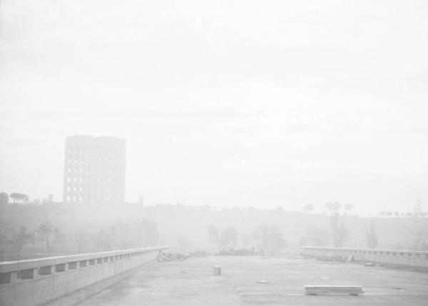 Italia Dopoguerra. Roma. Ponte sul Tevere in costruzione. Veduta del ponte che collega il cantiere all'Eur. Sullo sfondo il Palazzo della Civiltà e del Lavoro