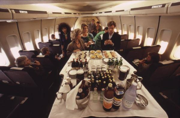 Alitalia. Interno della business class di un aeromobile - gruppo di passeggeri attorno al carrello pranzo