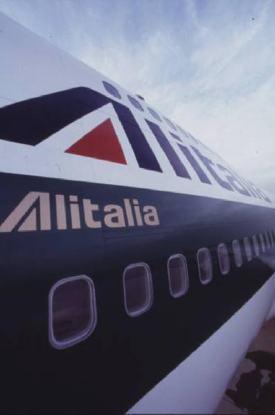 Alitalia. La carlinga dell'aeromobile con il logo della compagnia di bandiera
