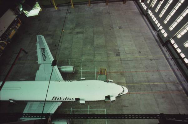 Alitalia. Interno di un hangar - un aeroplano della compagni di bandiera con il logo sulle ali e sulla carlinga