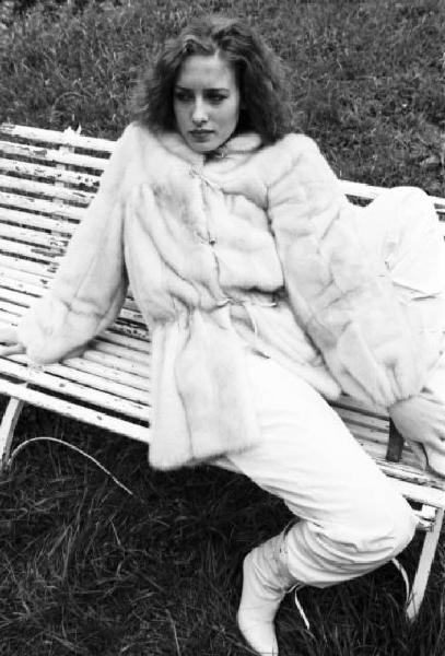 Fotomodella indossa una pelliccia di visone lavorata a pelle intera - Coulisse in vita - Siede su una panchina