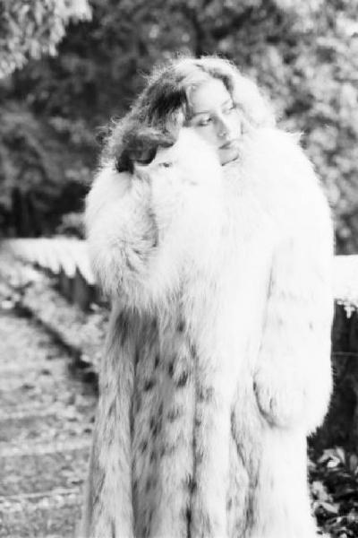 Fotomodella indossa una pelliccia di volpe - Cappotto
