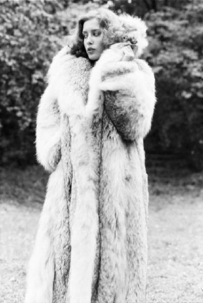 Fotomodella indossa una pelliccia di volpe - Cappotto
