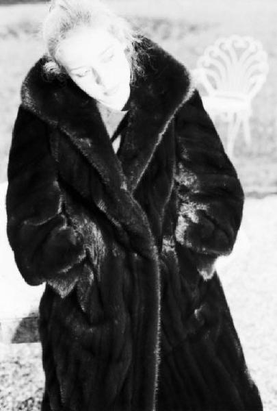 Fotomodella indossa una pelliccia di visone - cappotto