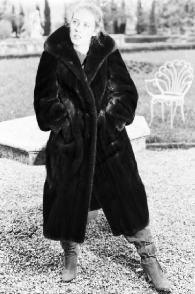 Fotomodella indossa una pelliccia di visone - cappotto