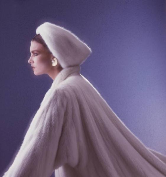 Fotomodella indossa una pelliccia di visone perla - cappotto e colbacco - Pikenz