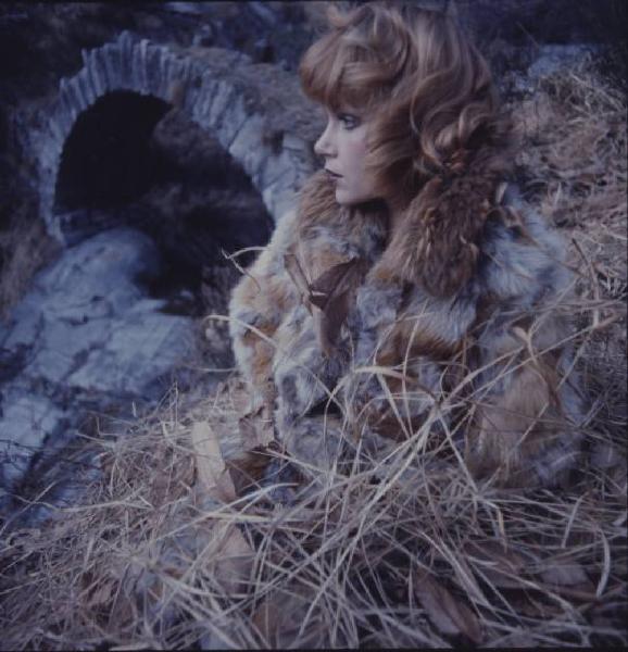 Fotomodella indossa una pelliccia di volpe - Sullo sfondo un ponte in pietra