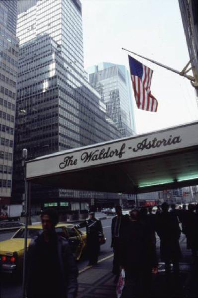 New York. Manhattan - ingresso del Waldorf Astoria Hotel. In alto sventola la bandiera americana