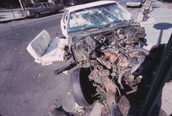 New York. Incidente stradale - autovettura distrutta