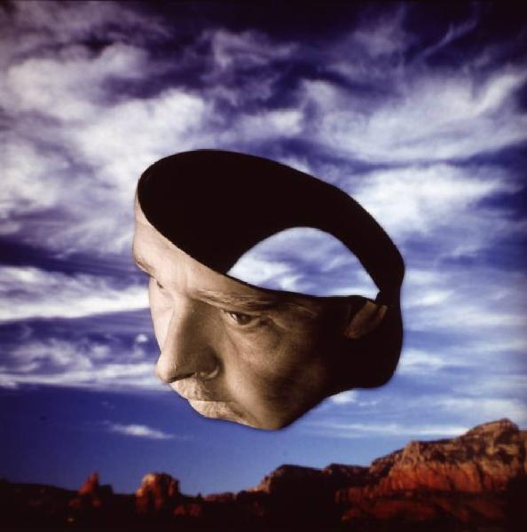 Klaustrofobia. Ritratto maschile - autoritratto dell'artista "Maschera" su fondale "Arizona". Luce del tramonto