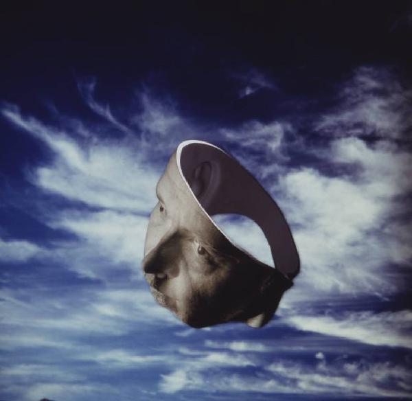 Klaustrofobia. Ritratto maschile - autoritratto dell'artista "Maschera" su fondale "Cielo"