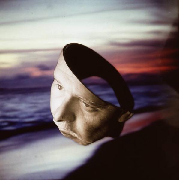 Klaustrofobia. Ritratto maschile - autoritratto dell'artista "Maschera" su fondale "Spiaggia". Luce del tramonto