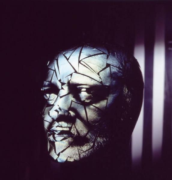 Klaustrofobia. Ritratto maschile - autoritratto dell'artista "Diabolik" su fondale a righe verticali bianche e nere