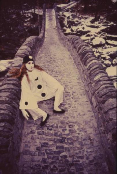 Valle Verzasca. Ponte Brolla. Modella vestita da "Pierrot"