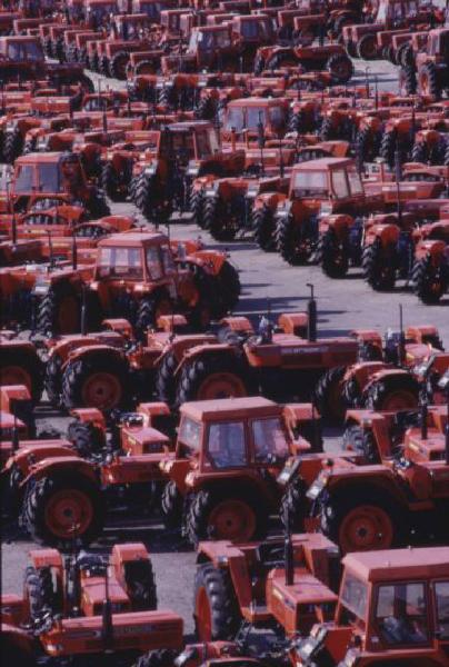 Gruppo SAME, stabilimento di Treviglio. Numerosi trattori agricoli allineati nell'area esterna dello stabilimento