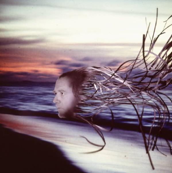 Klaustrofobia. Ritratto dell'artista - autoritratto dell'artista proiettato su fondale "Medusa" e spiaggia