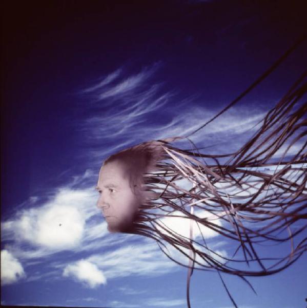 Klaustrofobia. Ritratto dell'artista - autoritratto dell'artista proiettato su fondale "Medusa"e "cielo