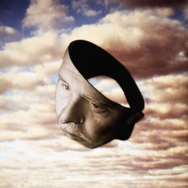Klaustrofobia. Ritratto maschile - autoritratto dell'artista "Maschera" su fondale "Cielo"