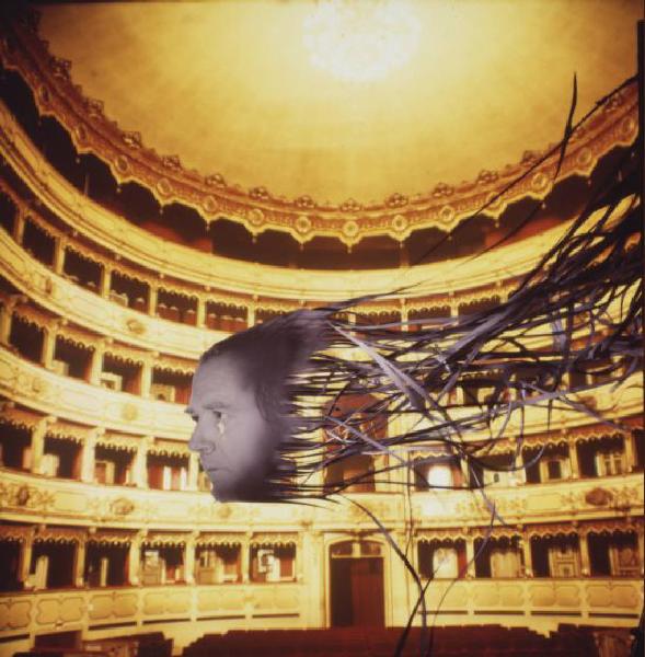 Klaustrofobia. Ritratto maschile - autoritratto dell'artista "Medusa" su fondale "Teatro alla Scala"