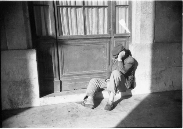 Lisbona. "Barbone" addormentato sotto i portici