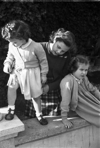 Estoril. Famiglia Savoia in esilio. Maria Pia, Maria Gabriella e Maria Beatrice in giardino