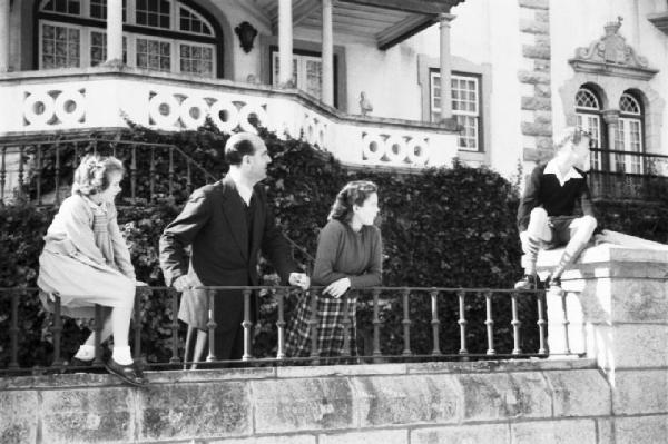 Estoril. Famiglia Savoia in esilio. Maria Gabriella, Umberto II, Maria Pia e Vittorio Emanuele IV in giardino